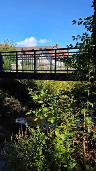 Fußgängerbrücke aus glasfaserverstärktem Kunststoff über einen Fluss in Solms