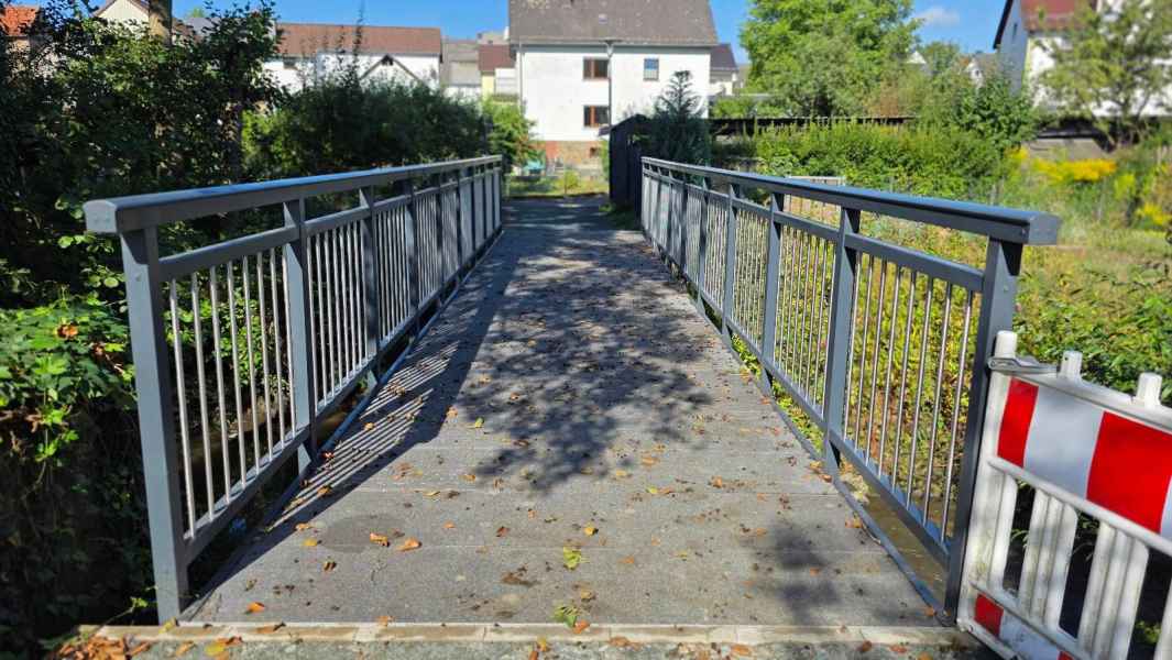Fußgängerbrücke aus glasfaserverstärktem Kunststoff über einen Fluss in Solms