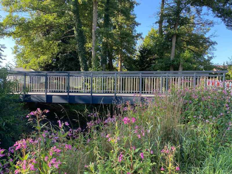 GFK Fußgängerbrücke über einen Fluss in Solms