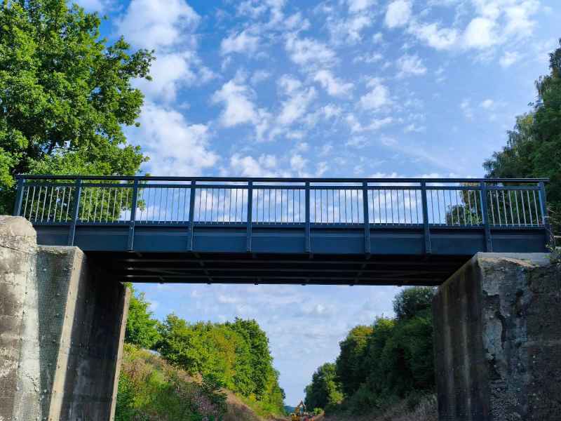 Sanierte GFK Brücke am Bahnübergang in Wimpasing
