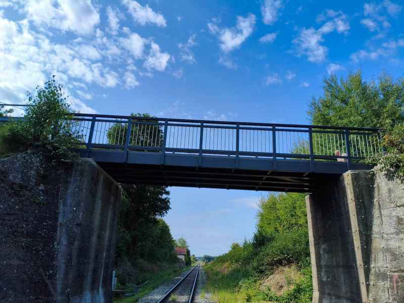 Sanierte GFK Brücke am Bahnübergang in Wimpasing