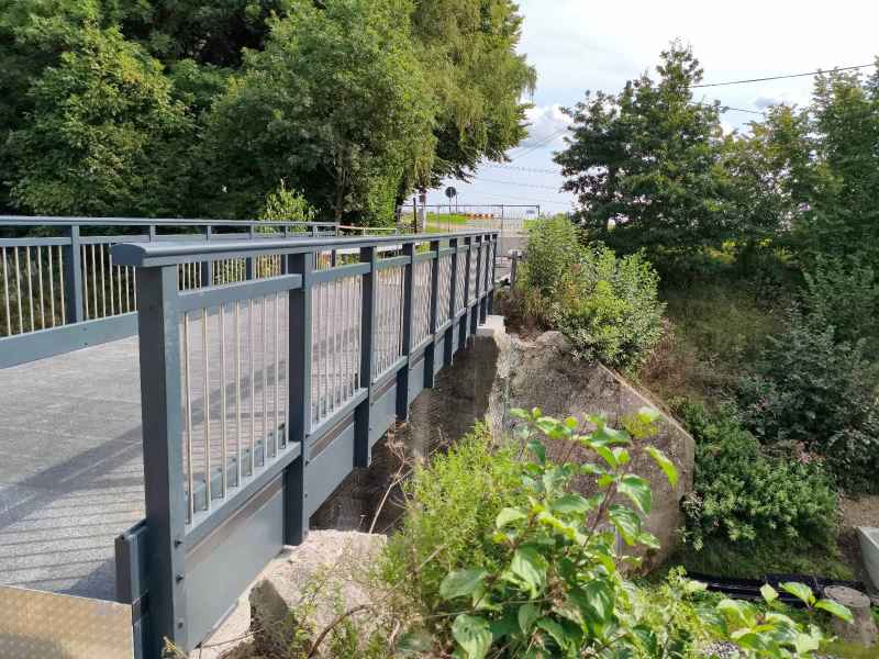 GFK Brücke am Bahnübergang in Wimpasing